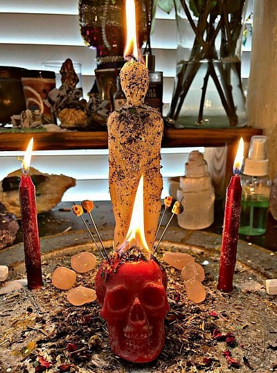 Découvrez un rituel d'amour puissant et efficace pour attirer l'amour ou raviver la véritable flamme dans votre couple. Basé sur des pratiques ancestrales et spirituelles, ce rituel vous aide à renforcer vos liens affectifs, à séduire l'élu(e)