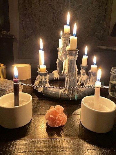 Le rituel d'amour pour une femme est une pratique ancienne qui vise à attirer l'amour, renforcer la connexion émotionnelle ou ravir une relation amoureuse. Ces rituels, souvent inspirés de traditions spirituelles ou de croyances populaires, utilisent des éléments symboliques comme des bougies, des herbes, des pierres ou des mantras pour créer une ambiance propice à l'amour et à la séduction. Que ce soit pour conquérir le cœur d'une femme, renforcer un lien déjà existant ou ravir la passion, le rituel d'amour peut être un moyen puissant d'exprimer ses sentiments et de manifester des désirs amoureux. En pratiquant ces rituels avec sincérité et attention, vous pouvez influencer positivement vos relations et créer une atmosphère d'harmonie et d'attraction.