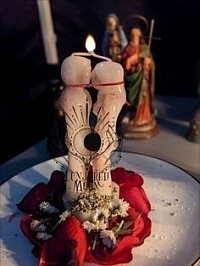 Le rituel pour attirer l'amour d'une personne est une pratique spirituelle puissante visant à renforcer l'attraction et créer une connexion profonde avec une personne particulière. Ce rituel est basé sur l'intention, la visualisation et l'énergie, et permet de focaliser vos désirs sur la personne que vous souhaitez voir entrer dans votre vie amoureuse. En utilisant des éléments symboliques comme des bougies, des herbes ou des cristaux, ce rituel ouvre la voie à l'harmonie, à la réciprocité et à l' affection sincère. Apprenez les étapes clés de ce rituel pour attirer l'amour d'une personne spécifique et s'engager à manifester une relation authentique et épanouissante.
