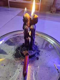 Le rituel d'amour avec le nom et le miel est une pratique spirituelle ancienne et puissante utilisée pour attirer l'amour, renforcer les liens affectifs et manifester des sentiments sincères. En associant le pouvoir symbolique du nom de la personne désirée avec la douceur et l'attraction naturelle du miel, ce rituel permet de créer une connexion profonde et harmonieuse. Le miel, symbole de douceur et de lien, est utilisé pour nourrir l'amour et renforcer la réciprocité dans une relation. toute simplicité pour attirer l'amour, raviver une relation ou renforcer vos liens amoureux avec une personne spécifique.