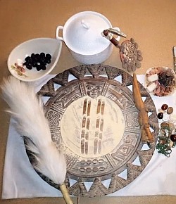 La géomancie est un art divinatoire ancestral qui puise ses racines dans les traditions africaines, notamment au Bénin. Elle repose sur l'interprétation de figures tracées dans le sable ou sur d'autres supports naturels, offrant une guidance spirituelle unique. Ce patrimoine culturel universel dépasse les frontières et tenue des curieux du monde entier, désireux d'explorer cette sagesse ancienne. Découvrez la géomancie, c'est plongée dans un savoir sacré, capable d'apporter des réponses à vos interrogations et de vous connecter aux énergies de l'univers. Un héritage riche à préserver et à transmettre.