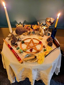 Pourquoi Ces Rituels Peuvent Attirer l'Amour Rapidement L'efficacité de ces rituels ne réside pas seulement dans les actions physiques que vous entreprenez, mais dans l'intention que vous mettez dans chaque étape. Lorsque vous effectuez un rituel avec une énergie claire et positive, vous augmentez la probabilité d'attirer des situations et des personnes alignées avec votre désir. La rapidité avec laquelle un rituel d'amour produit des résultats dépend de plusieurs facteurs : Votre état émotionnel : Si vous êtes prêt à recevoir l'amour et à vous ouvrir aux possibilités, vous êtes plus susceptible d'attirer des opportunités amoureuses rapidement. Votre croyance : La foi dans le processus est essentielle. Plus vous croyez que le rituel fonctionnera, plus vous serez en mesure d'envoyer des vibrations positives. L'univers et la synchronisation : Parfois, les choses prennent un peu plus de temps en raison de la synchronisation parfaite de l'univers, mais chaque action positive a un impact.