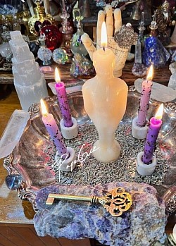 Conclusion Les rituels d'amour peuvent être un moyen puissant d'attirer l'amour rapidement, à condition de les pratiquer avec sincérité et intention. En élevant votre énergie et en vous concentrant sur ce que vous souhaitez manifester, vous créez une ouverture pour que l'amour entre dans votre vie. Cependant, il est important de se rappeler que l'amour ne peut être forcé et que chaque véritable chemin est unique. Ces rituels sont une invitation à se connecter à soi-même, à se libérer des blocages et à s'ouvrir à la possibilité d'une nouvelle rencontre ou d'une relation épanouie. Réalisez ces rituels avec un cœur pur et une intention claire, et vous pourriez voir l'amour arriver dans votre vie plus rapidement que vous ne l'imaginez. WhatsApp : 00229-016-7106-322   Contact Adresse  Rue des amazones, maison Zougan, Savè  Contact  Email : zoungans@gmail.com WhatsApp : 00229-016-7106-322  Formulaire de contact